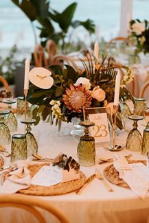 Ρουστίκ διακόσμηση τραπεζιών δεξίωσης με εξωτικά λουλούδια