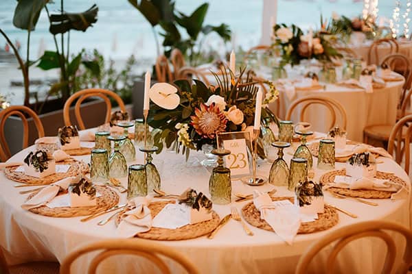 Ρουστίκ διακόσμηση τραπεζιών δεξίωσης με εξωτικά λουλούδια