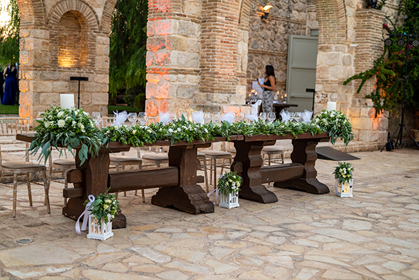 Ρουστίκ διακόσμηση γαμήλιου τραπεζιού με πλούσιες πρασινάδες