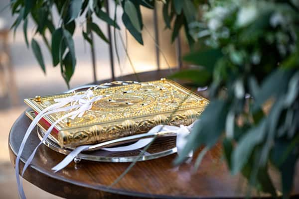 rustic-summer-wedding-athens-white-romantic-blooms_07x