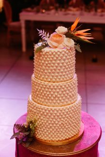 Τρίπατη τούρτα γάμου με εντυπωσιακές λεπτομέρειες Τρίπατη τούρτα γάμου με εντυπωσιακές λεπτομέρειες