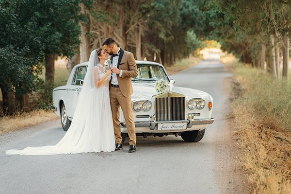 utterly-romantic-summer-wedding-rhodes-light-blue-details-white-lysianthus_01