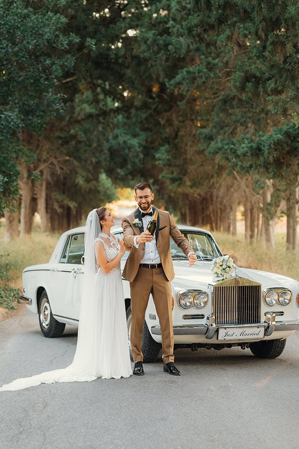 utterly-romantic-summer-wedding-rhodes-light-blue-details-white-lysianthus_02