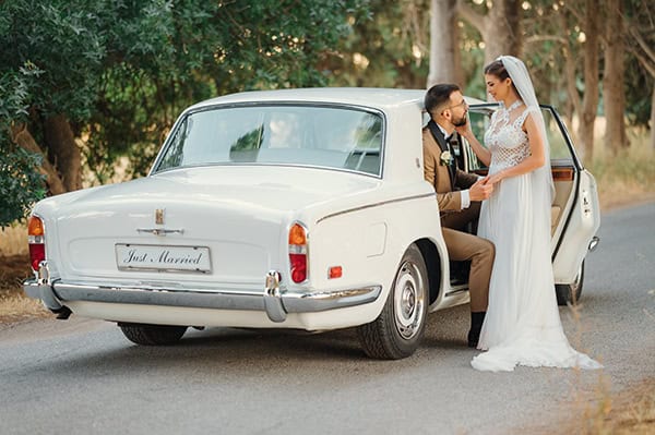 utterly-romantic-summer-wedding-rhodes-light-blue-details-white-lysianthus_03