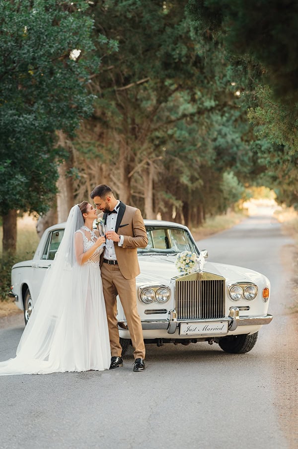 utterly-romantic-summer-wedding-rhodes-light-blue-details-white-lysianthus_04