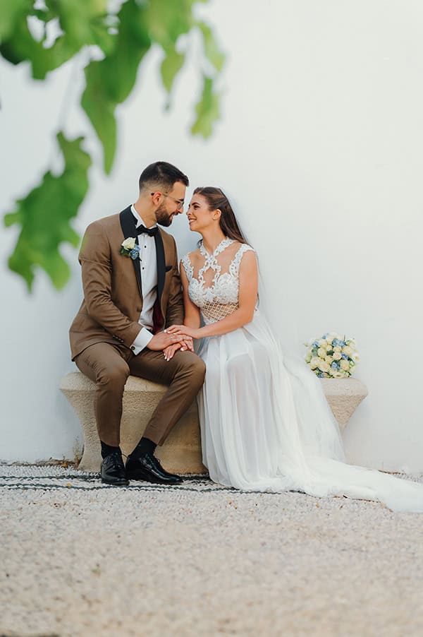 utterly-romantic-summer-wedding-rhodes-light-blue-details-white-lysianthus_04x