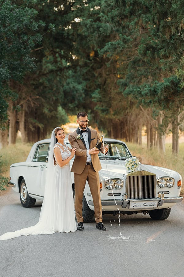 utterly-romantic-summer-wedding-rhodes-light-blue-details-white-lysianthus_25