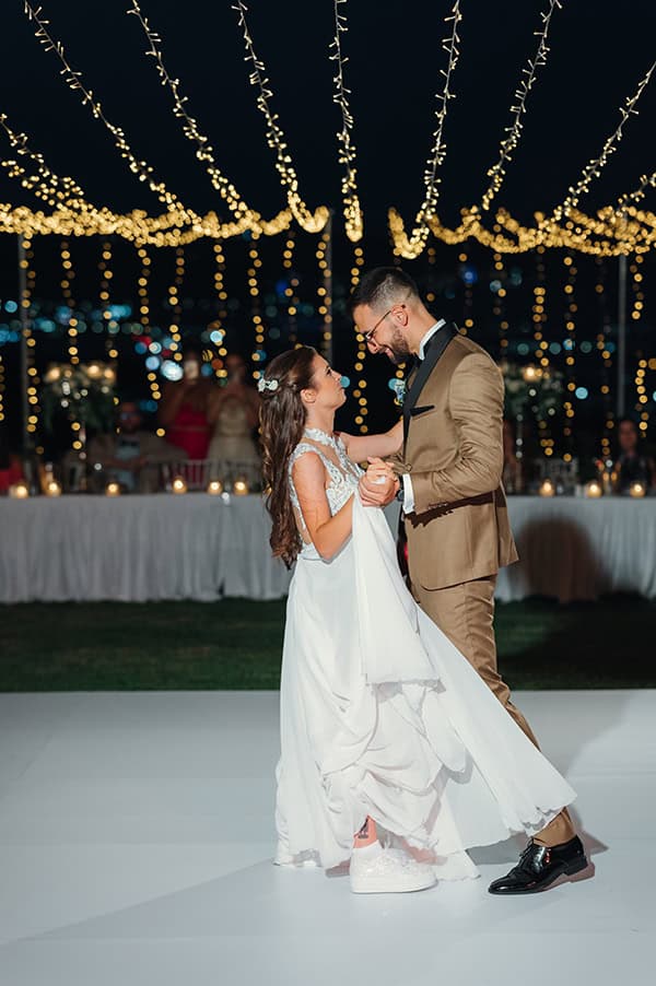 utterly-romantic-summer-wedding-rhodes-light-blue-details-white-lysianthus_42