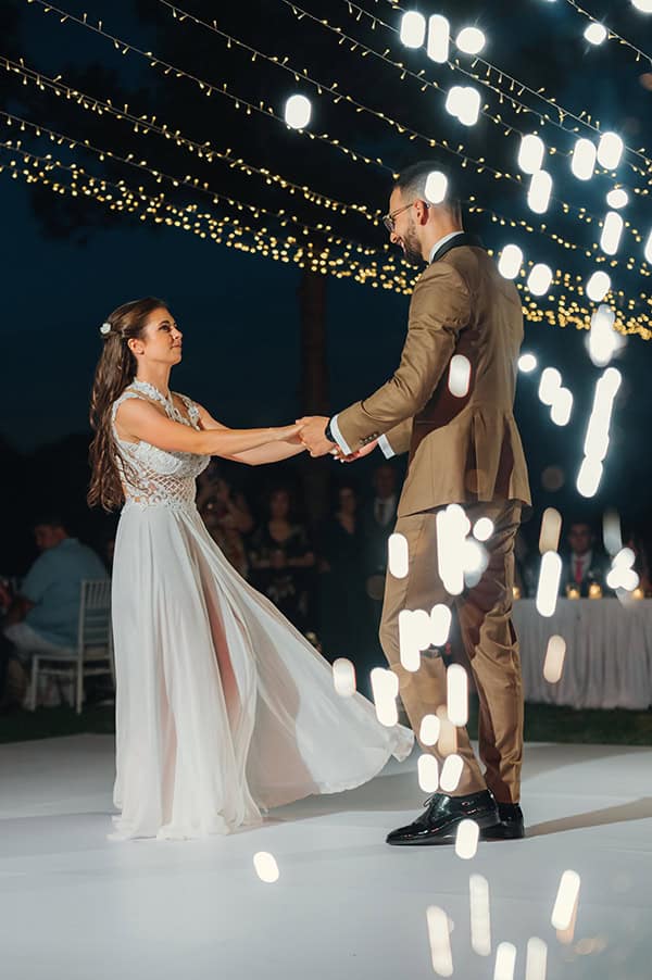 utterly-romantic-summer-wedding-rhodes-light-blue-details-white-lysianthus_43