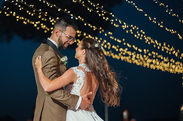 utterly-romantic-summer-wedding-rhodes-light-blue-details-white-lysianthus_44