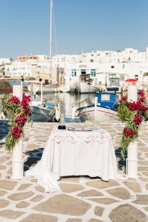 Λευκές λαμπάδες γάμου με εντυπωσιακές φούξια βουκαμβίλιες