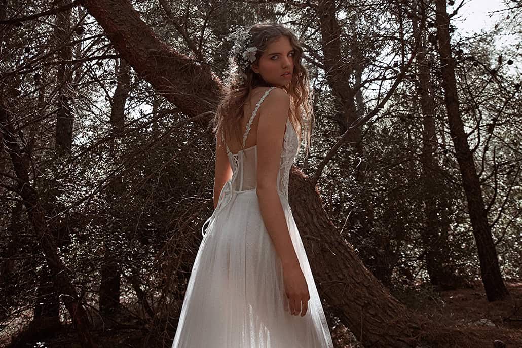 Αιθέρια νυφικά φορέματα από Mary Theotoki για μια λαμπερή bridal εμφάνιση