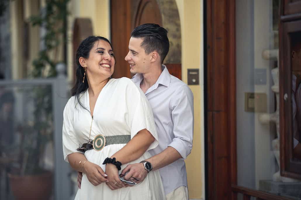 Υπέροχο engagement shoot στην Πλάκα της Αθήνας χαρούμενα στιγμιότυπα │ Παρασκευή & Νίκος