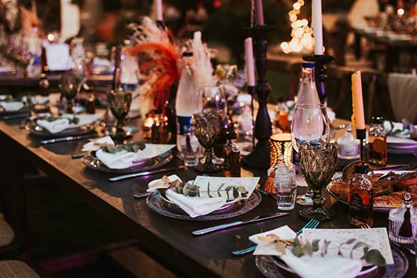 Bohemian διακόσμηση γάμου με ιδιαίτερα λουλούδια και ξύλινες λεπτομέρειες