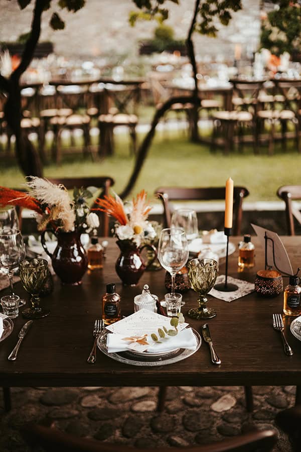 bohemian-decoration-wedding-unique-florals-wood-details_09