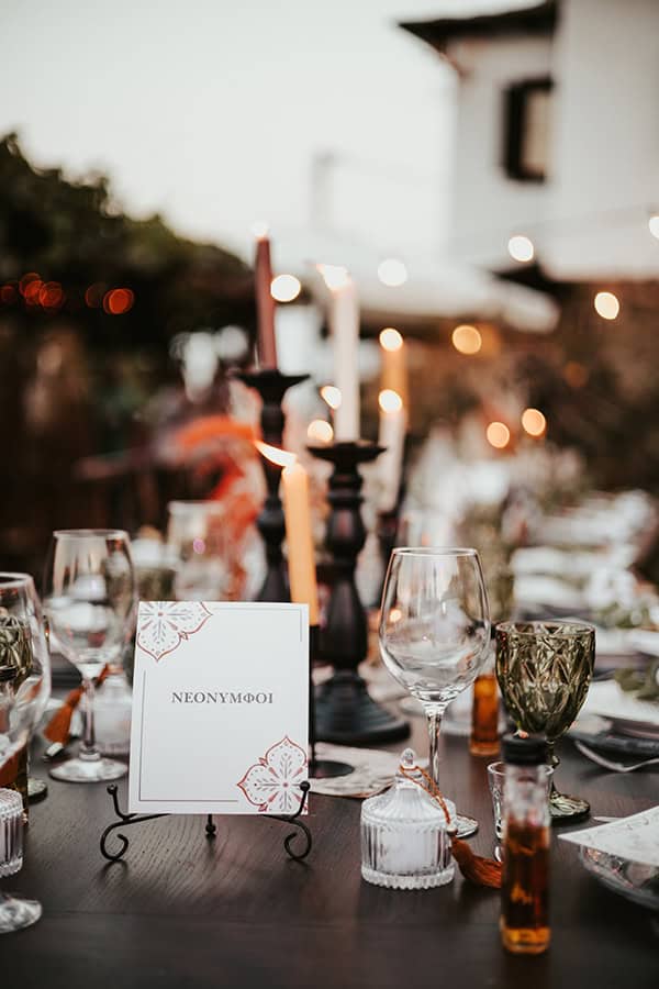 bohemian-decoration-wedding-unique-florals-wood-details_11z