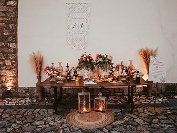 bohemian-decoration-wedding-unique-florals-wood-details_12