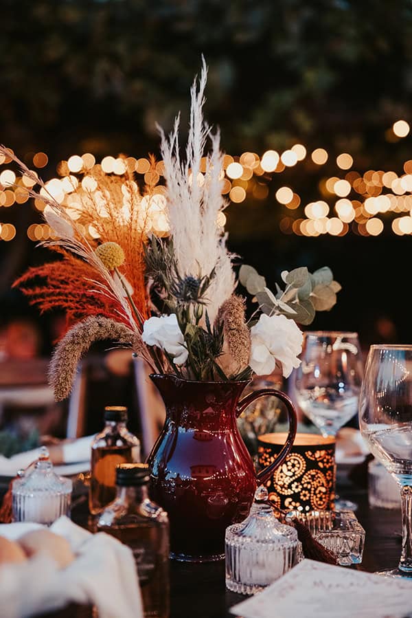 bohemian-decoration-wedding-unique-florals-wood-details_14