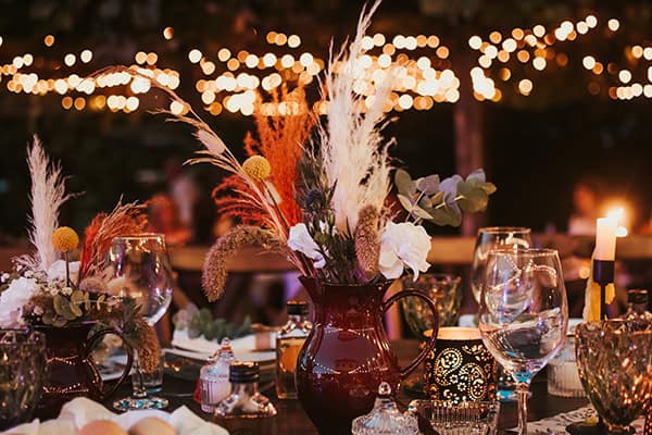 bohemian-decoration-wedding-unique-florals-wood-details_15