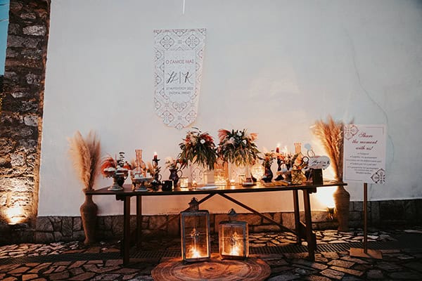 bohemian-decoration-wedding-unique-florals-wood-details_16