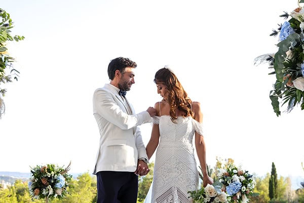 bohemian-wedding-athens-beautiful-florals-blue-hydrangeas_07x