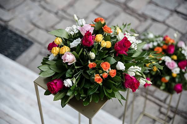 colorful-wedding-decoration-ideas-roses-vivid-hues_04x