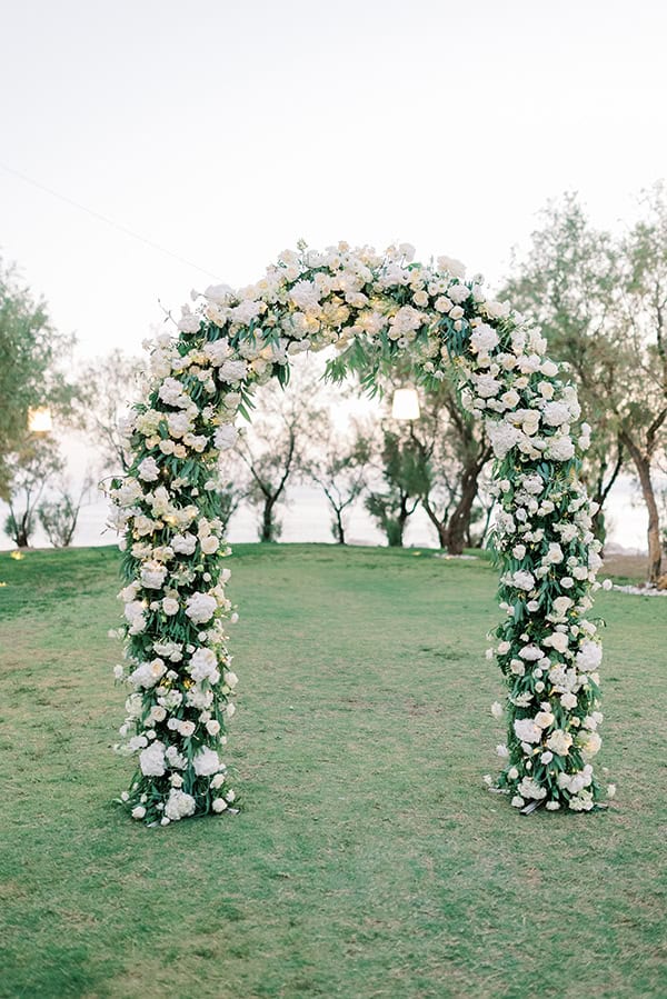 elegant-summer-wedding-ble-azure-white-blooms_48