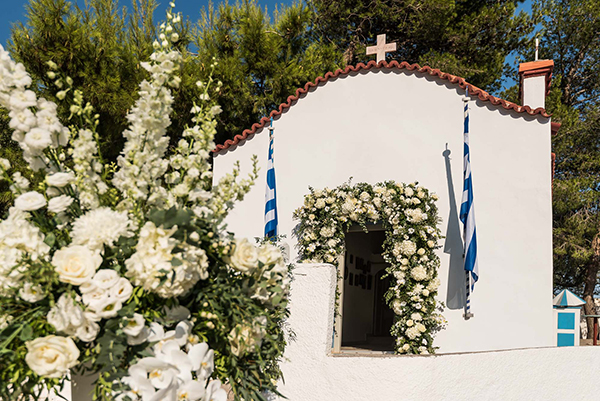 impressive-summer-wedding-lakonia-lush-floral-arrangments_43x