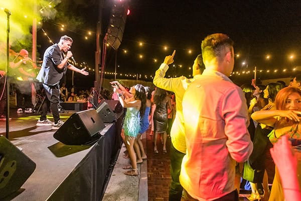 impressive-summer-wedding-lakonia-lush-floral-arrangments_55x