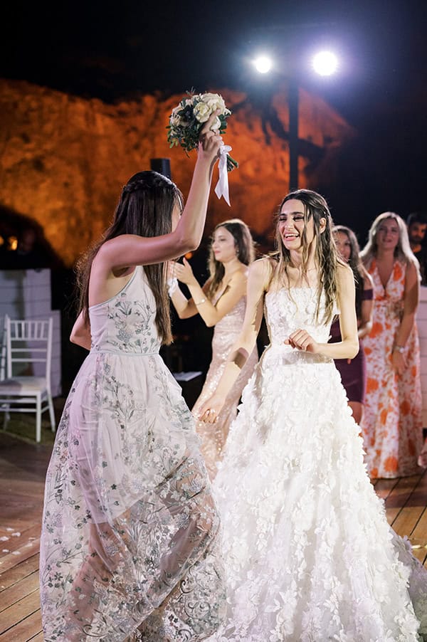 impressive-wedding--light-blue-white-hydrangeas_62x