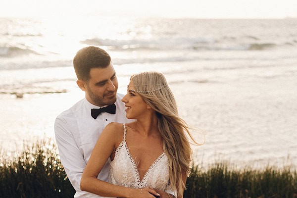 Νησιώτικος καλοκαιρινός γάμος με μποέμ ανθοσυνθέσεις │Αθηνά & Κοσμάς