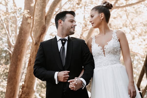 lovely-fall-wedding-drama-white-roses_05