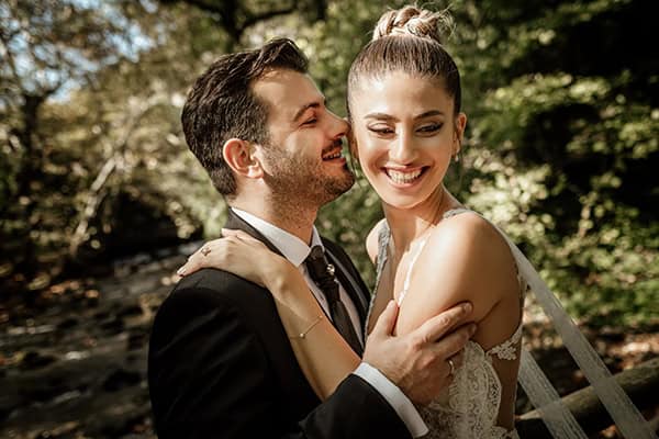 lovely-fall-wedding-drama-white-roses_07