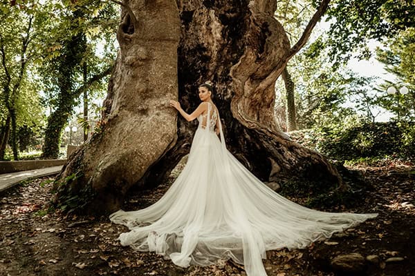 lovely-fall-wedding-drama-white-roses_08