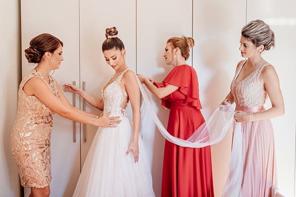 lovely-fall-wedding-drama-white-roses_11