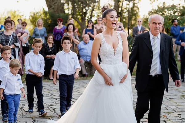 lovely-fall-wedding-drama-white-roses_17