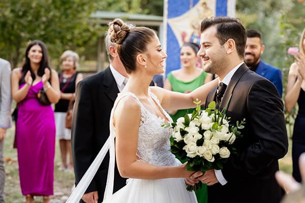 lovely-fall-wedding-drama-white-roses_18