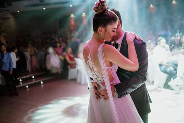 lovely-fall-wedding-drama-white-roses_25