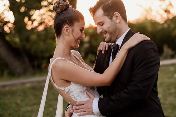 lovely-fall-wedding-drama-white-roses_50