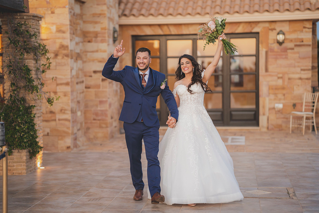 Ρομαντικός καλοκαιρινός γάμος στο Κτήμα Χατζή με λουλούδια σε ιβουάρ αποχρώσεις │ Νίκη & Τάσος