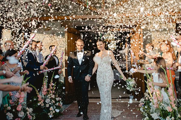 rustic-summer-wedding-licosia-beautiful-florals-romantic-hues_22