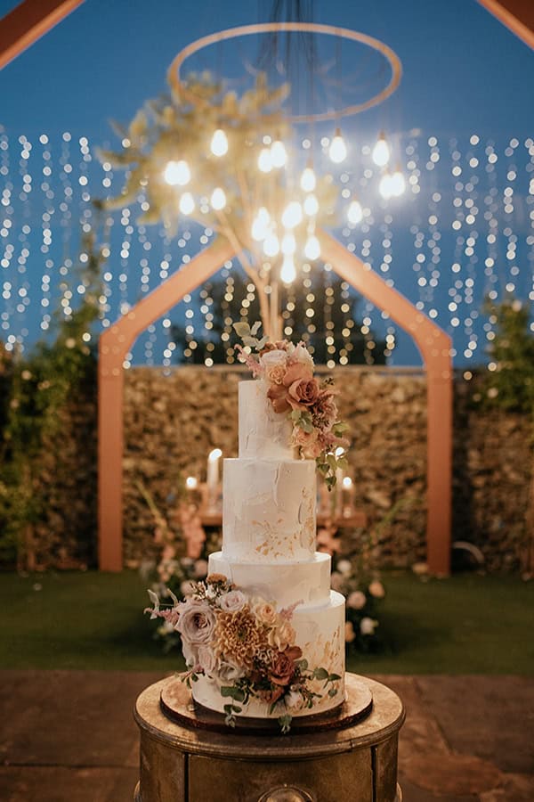 rustic-summer-wedding-licosia-beautiful-florals-romantic-hues_27