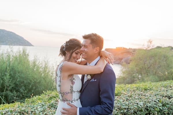 Καλοκαιρινός γάμος στην Αθήνα με λευκά άνθη και μοντέρνες πινελιές │ Αλίκη & Giuseppe