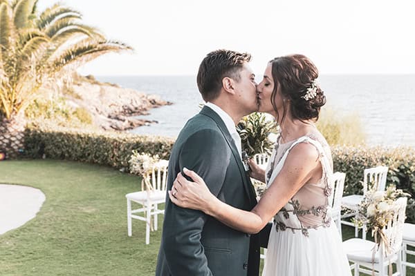 summer-wedding-athens-white-blooms-modern-touches_28