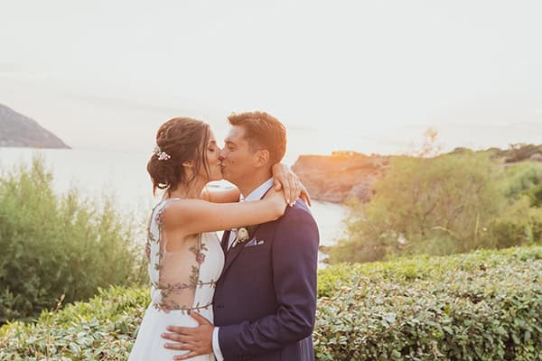 summer-wedding-athens-white-blooms-modern-touches_35