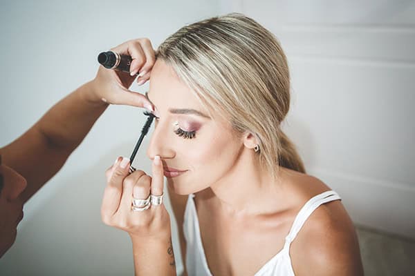 all-white-fall-wedding-athens-hydrangeas-lysianthus_10x
