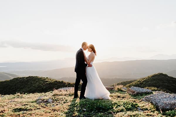 Όμορφος φθινοπωρινός γάμος στο Αγρίνιο με ελιά και λευκά άνθη │ Έφη & Παντελής