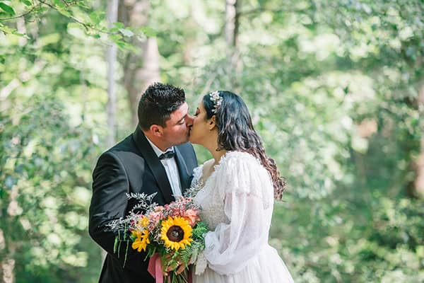 Όμορφος ανοιξιάτικος γάμος στο Evgenios Hills με πλούσιο ανθοστολισμό │ Κούλα και Κωνσταντίνος