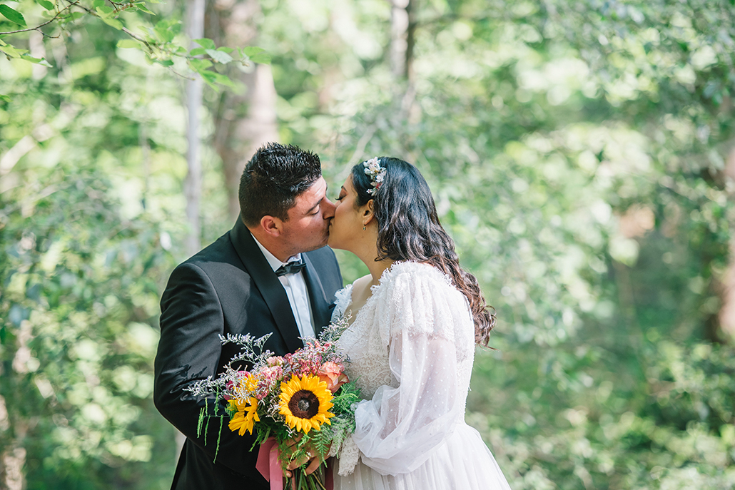 Όμορφος ανοιξιάτικος γάμος στο Evgenios Hills με πλούσιο ανθοστολισμό │ Κούλα και Κωνσταντίνος