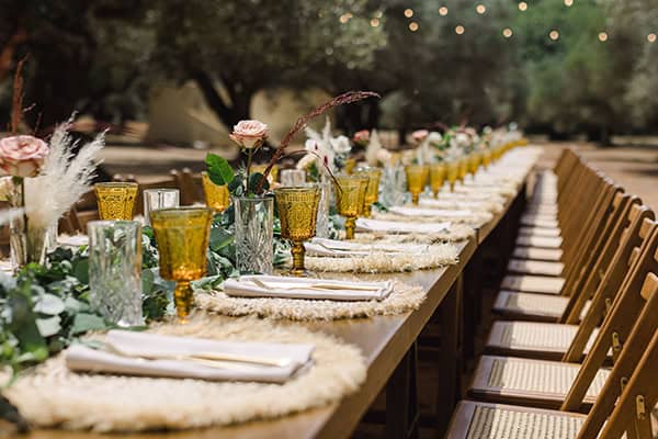 Boho chic στολισμός γαμήλιας δεξίωσης με έντονα ρουστίκ στοιχεία